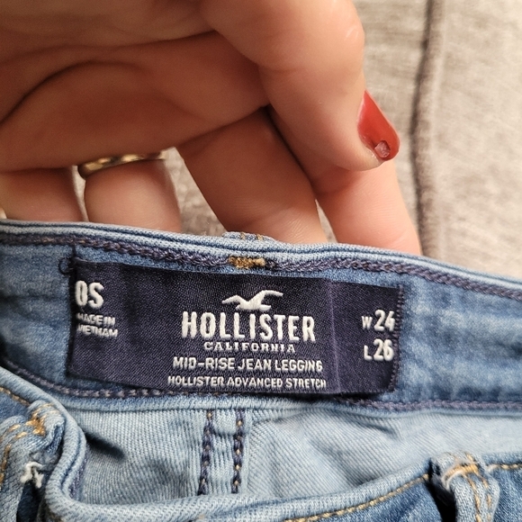 Hollister Distressed Skinny Jeans - Picture 2 of 4